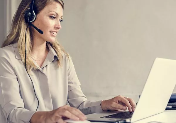 call center woman help desk service